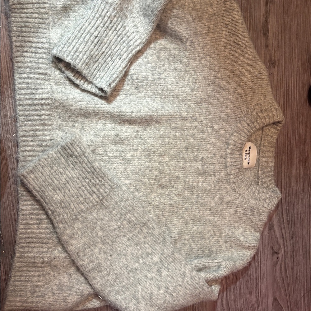Abercrombie & Fitch Light Gray Crew Neck Sweater